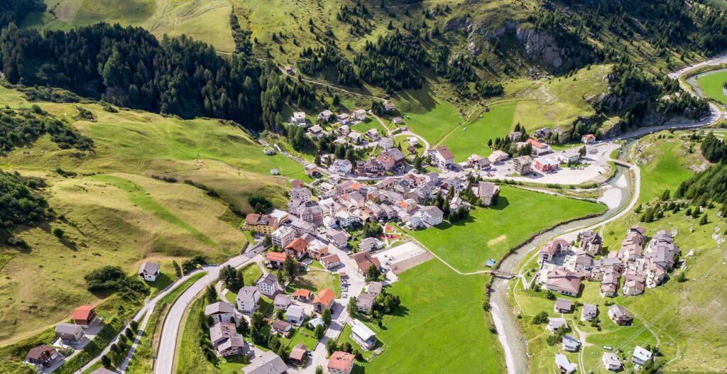 Hotel-Grischuna-Bivio-Sonnenlage-Sommer